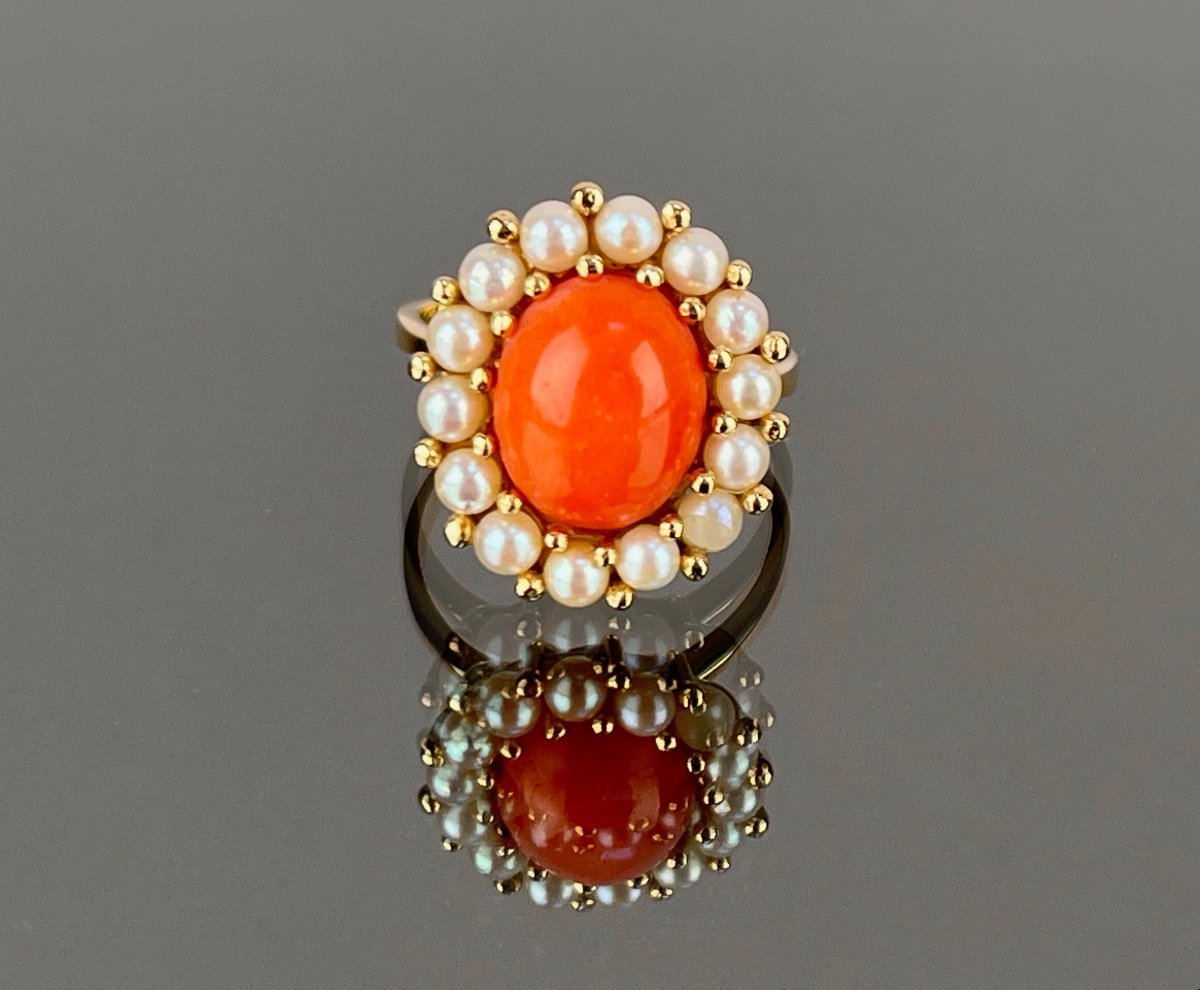 Bague En Or Ornée d'Un Corail Entouré De Perles 