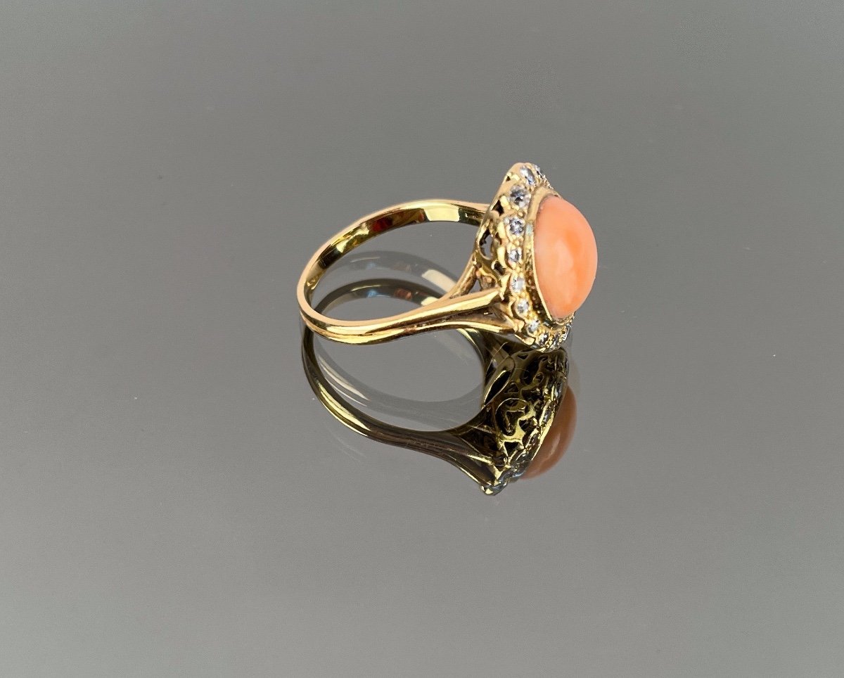 Bague  En Or Ornée d'Un Corail Entouré De Diamants -photo-4