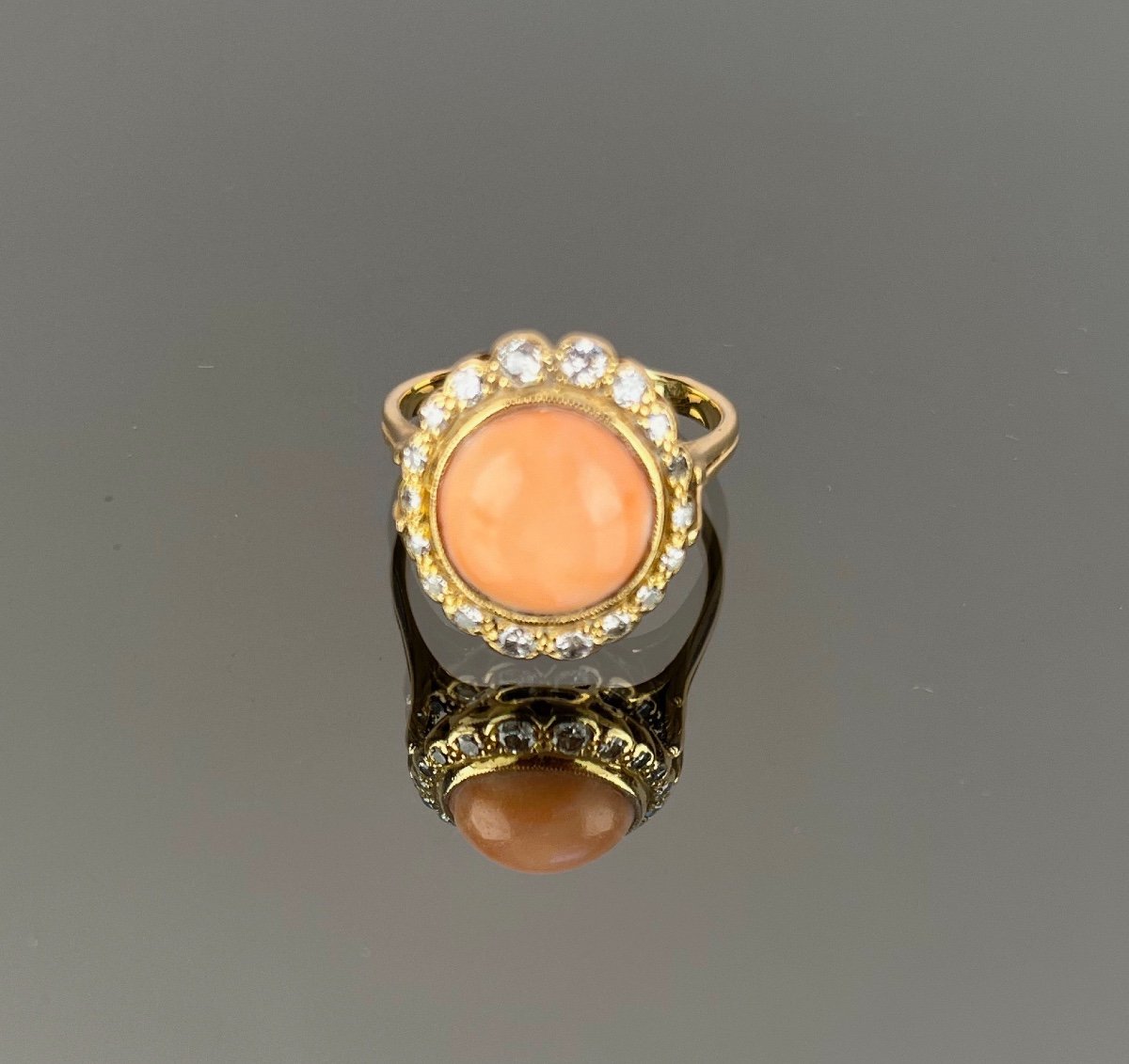 Bague  En Or Ornée d'Un Corail Entouré De Diamants 