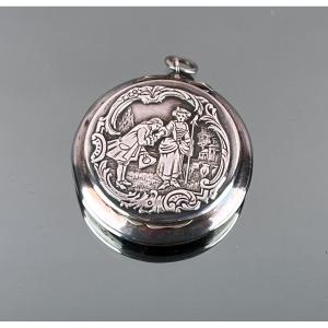 Boite à Pilules Ronde En Argent Faisant Pendentif Circa 1900