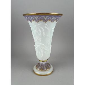 Baccarat. Vase En Opaline Blanche Moulé à Décor Mauve Et Or, 1865