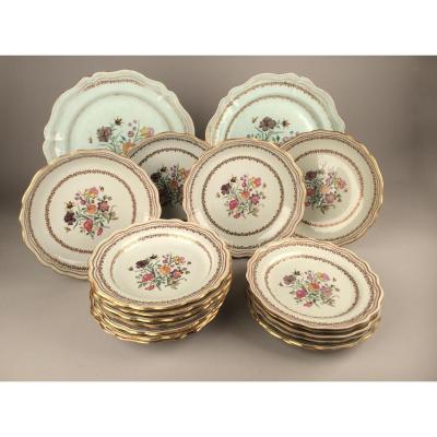 Chine Qianlong. Partie De Service En Porcelaine à Décor Floral XVIIIème Siècle