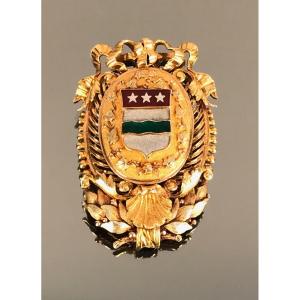 Brooch In Two Tones Of Gold And Green, White And Red Enamelled Crest From The 19th Century