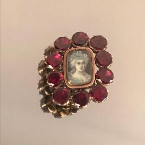 Broche Avec Miniature Entourée De Pierres Rouge Du XIXème Siècle