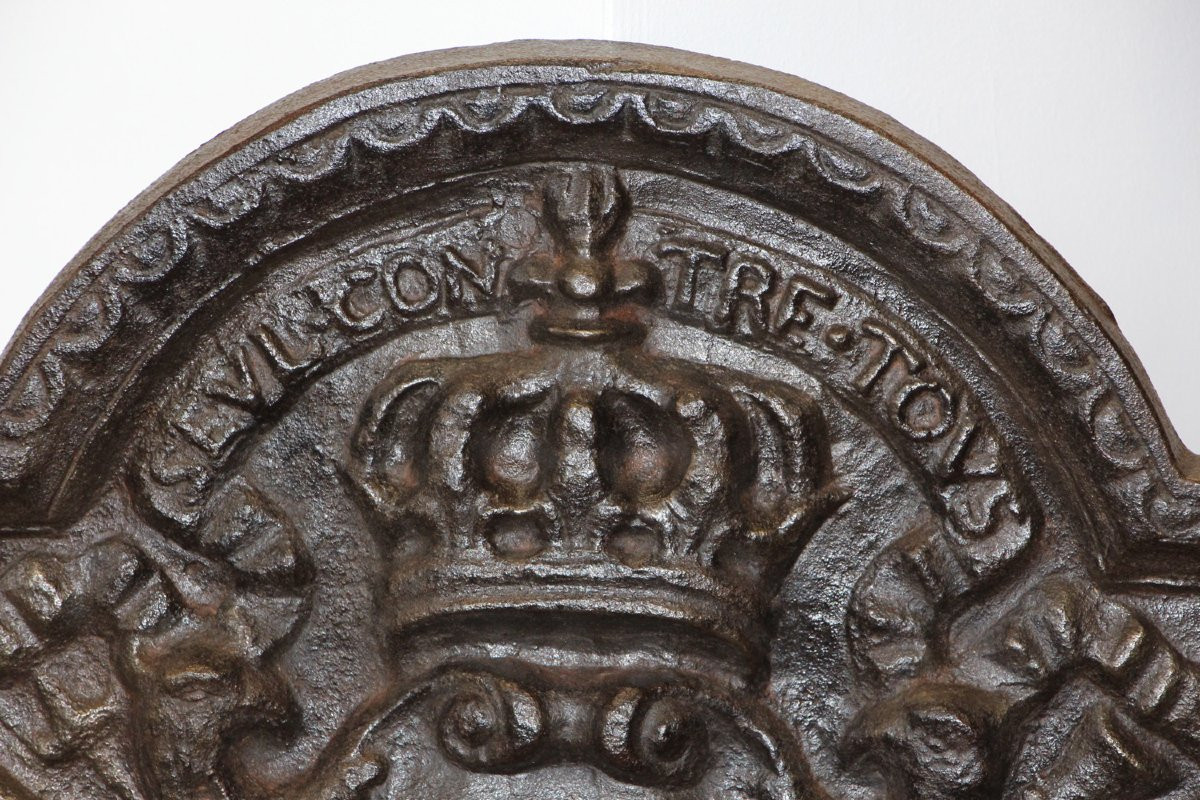 Cast Iron Fireplace Plaque Bearing The Arms Of France And The Inscription "alone Against All" -photo-2