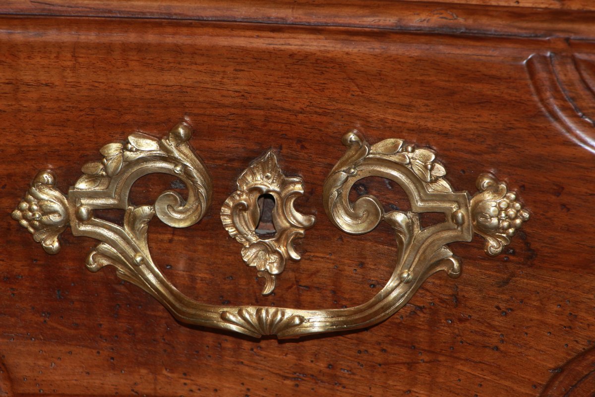 Commode galbée en noyer d’époque Louis XVestampillée Thuillier-photo-1