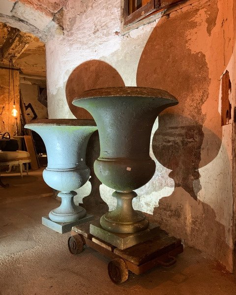 Important Pair Of 18th Century Cast Iron Vases-photo-2