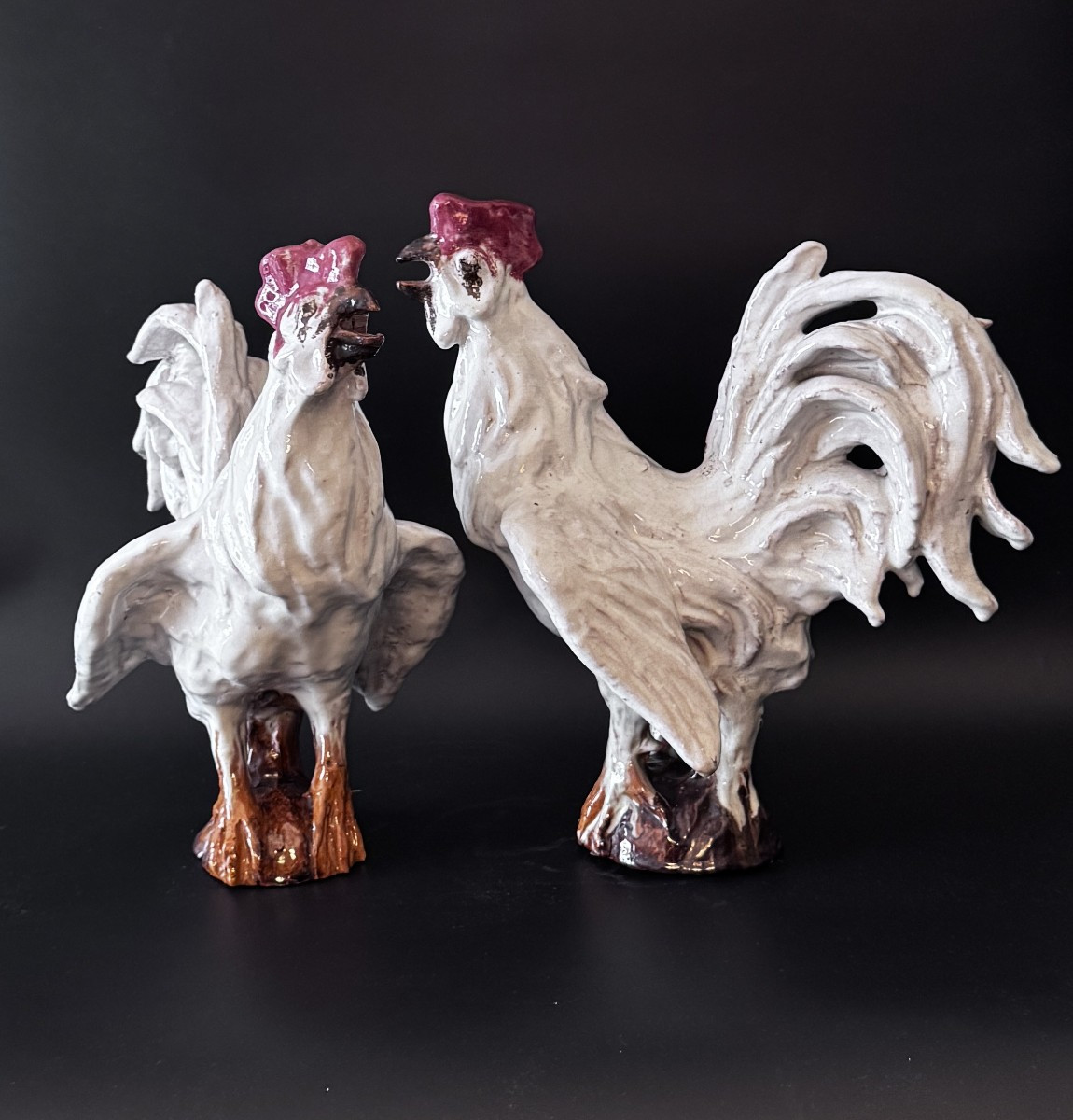 Paire de coqs en terre cuite émaillée blanc - Sculpture - Barbotine