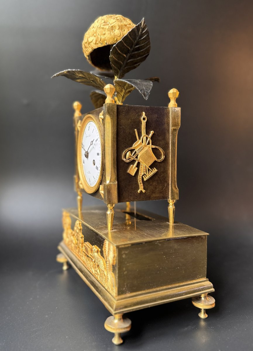 Pendule en bronze doré d’époque Empire, dite à l’Hortensia-photo-1