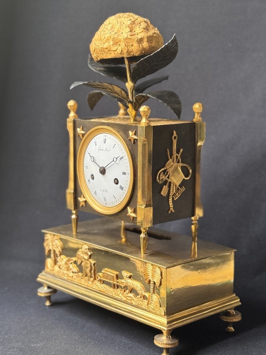 Pendule en bronze doré d’époque Empire, dite à l’Hortensia-photo-2