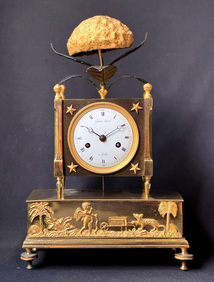 Pendule en bronze doré d’époque Empire, dite à l’Hortensia