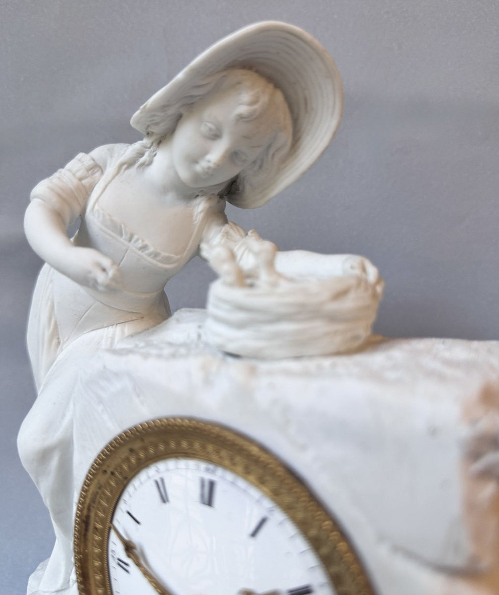 Pendulette en biscuit Louis XVI - Jeune femme au nid d’oiseaux - pendule-photo-2