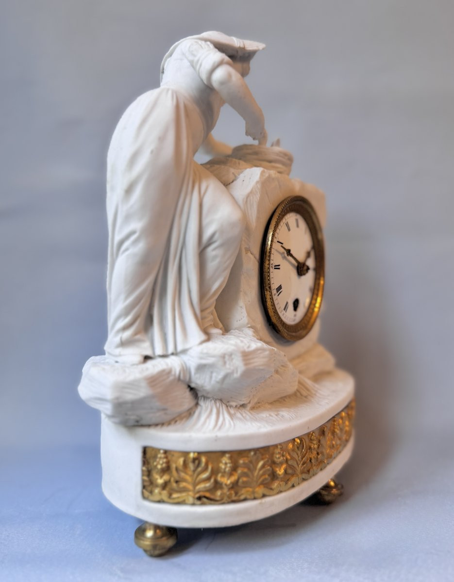 Pendulette en biscuit Louis XVI - Jeune femme au nid d’oiseaux - pendule-photo-4