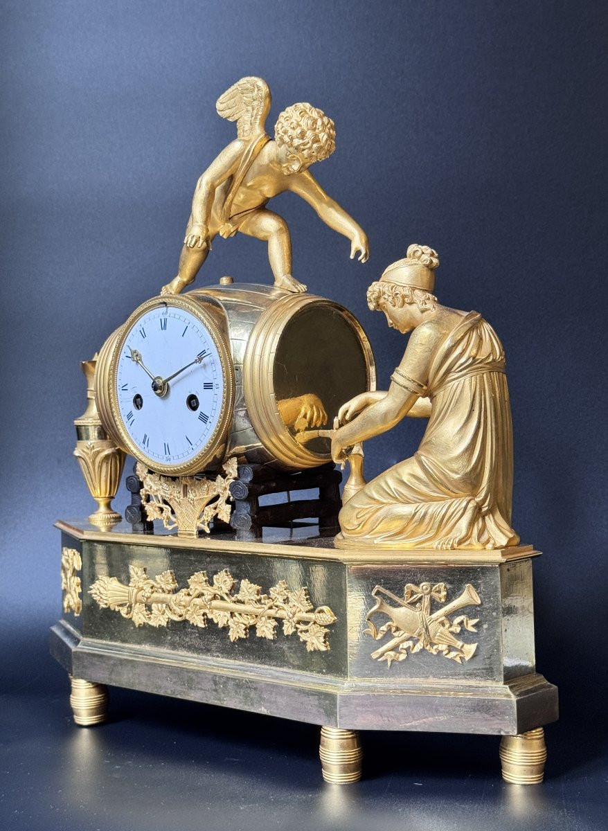 Pendule Empire "jeune femme et cupidon tirant le vin du tonneau" en Bronze doré -photo-2