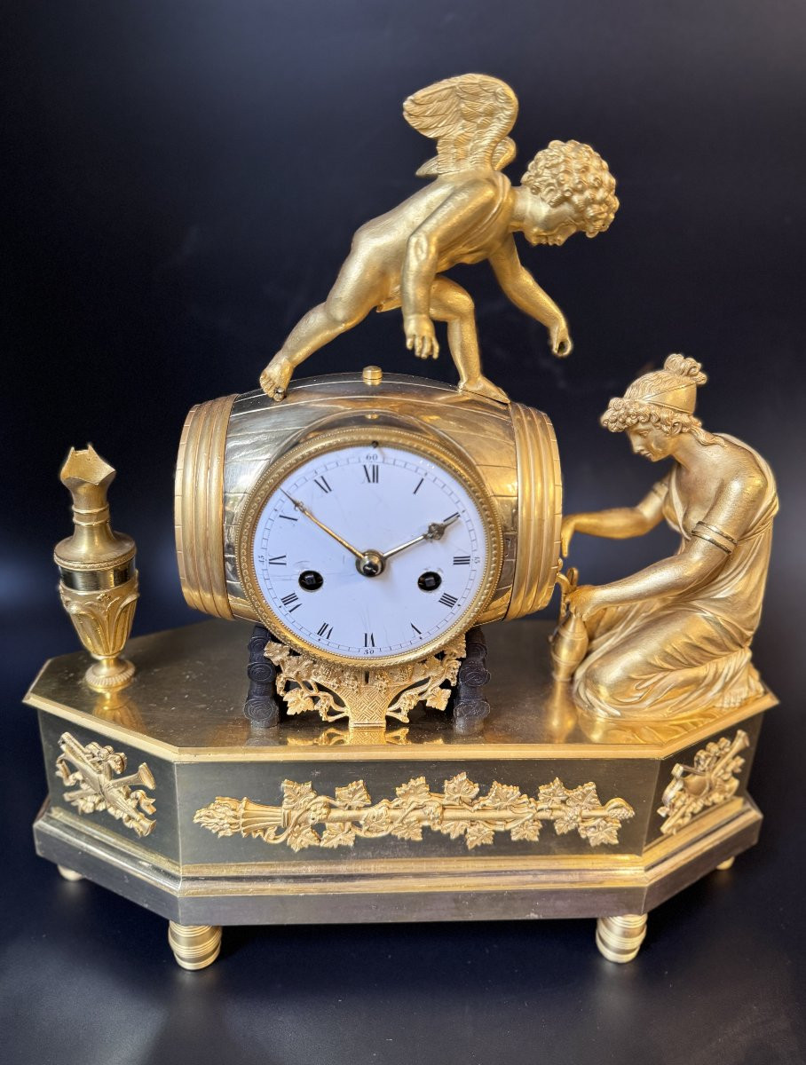 Pendule Empire "jeune femme et cupidon tirant le vin du tonneau" en Bronze doré -photo-3