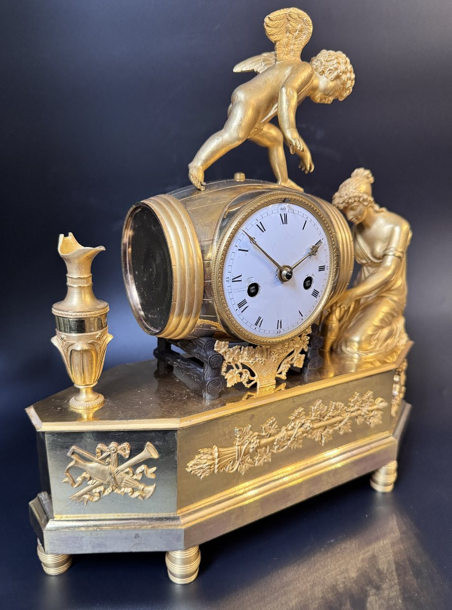 Pendule Empire "jeune femme et cupidon tirant le vin du tonneau" en Bronze doré -photo-4