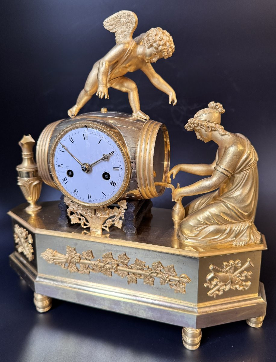 Pendule Empire "jeune femme et cupidon tirant le vin du tonneau" en Bronze doré -photo-2