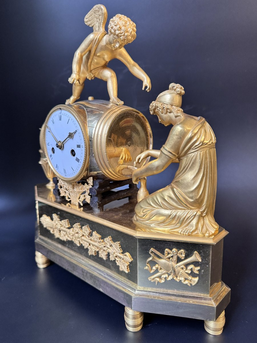Pendule Empire "jeune femme et cupidon tirant le vin du tonneau" en Bronze doré -photo-4