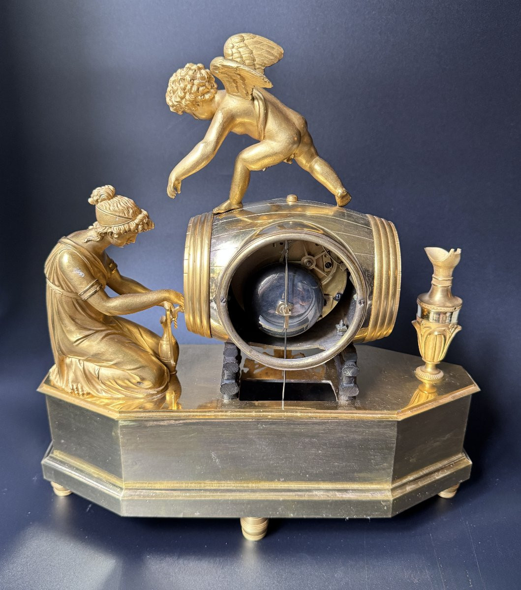 Pendule Empire "jeune femme et cupidon tirant le vin du tonneau" en Bronze doré -photo-5