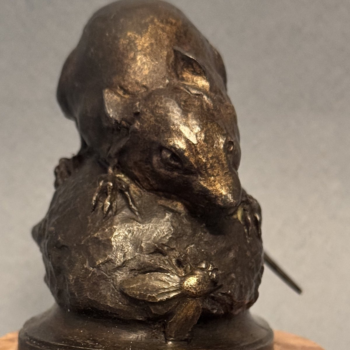 Sculpture en bronze "Souris à la mouche" T. HINGRE-photo-3