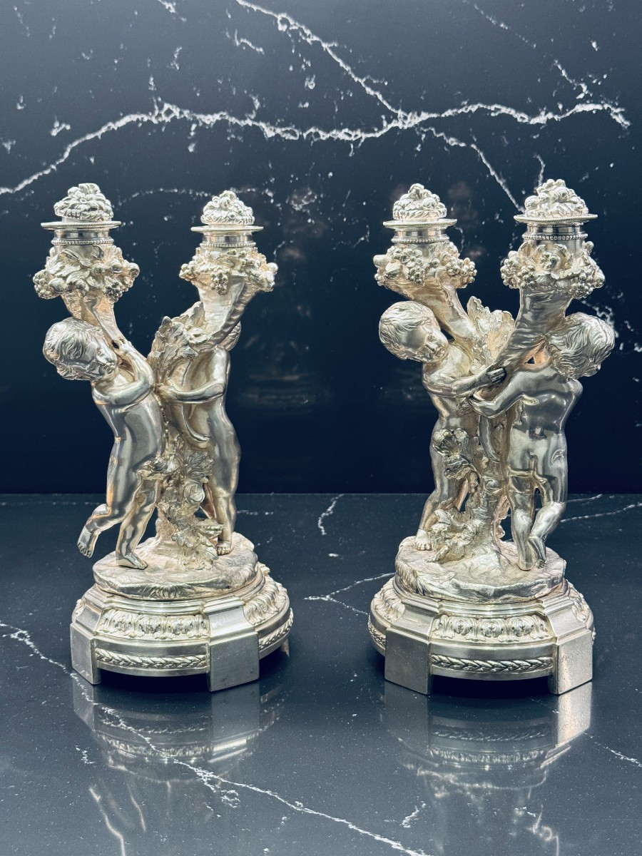 Paire de bougeoirs Néoclassiques à 2 putti en bronze argenté -photo-1