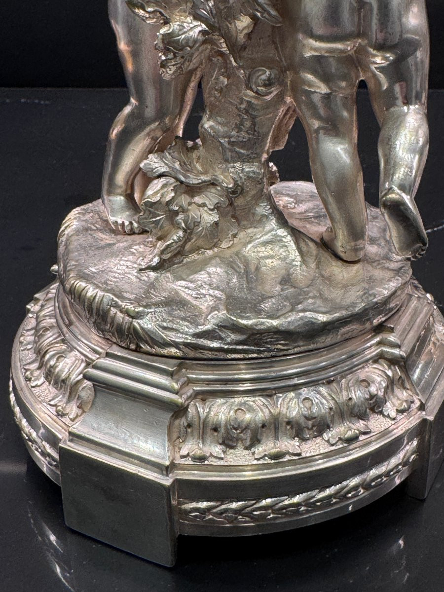 Paire de bougeoirs Néoclassiques à 2 putti en bronze argenté -photo-2