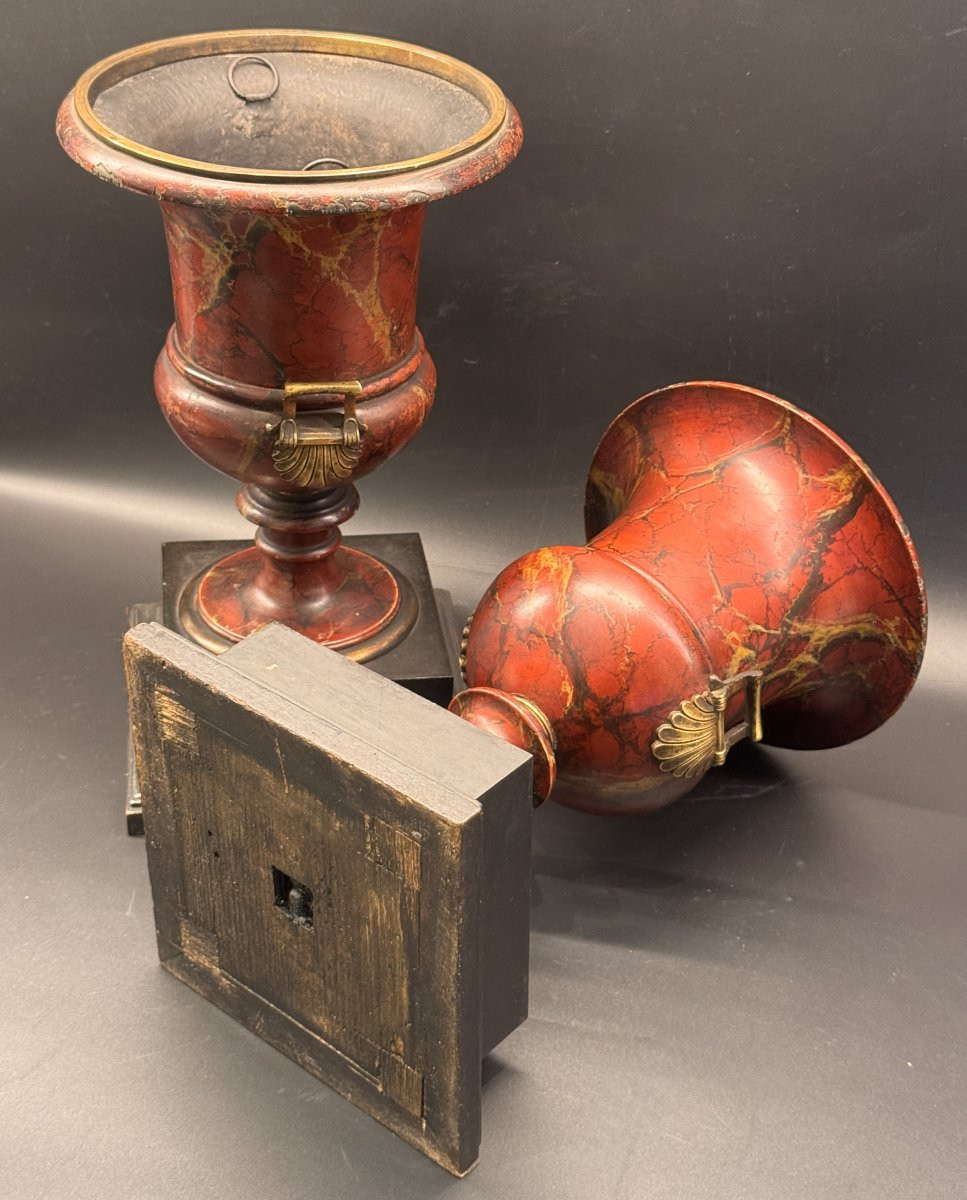 Paire de vases Médicis bronze et tôle peinte en trompe l’œil de marbre-photo-2