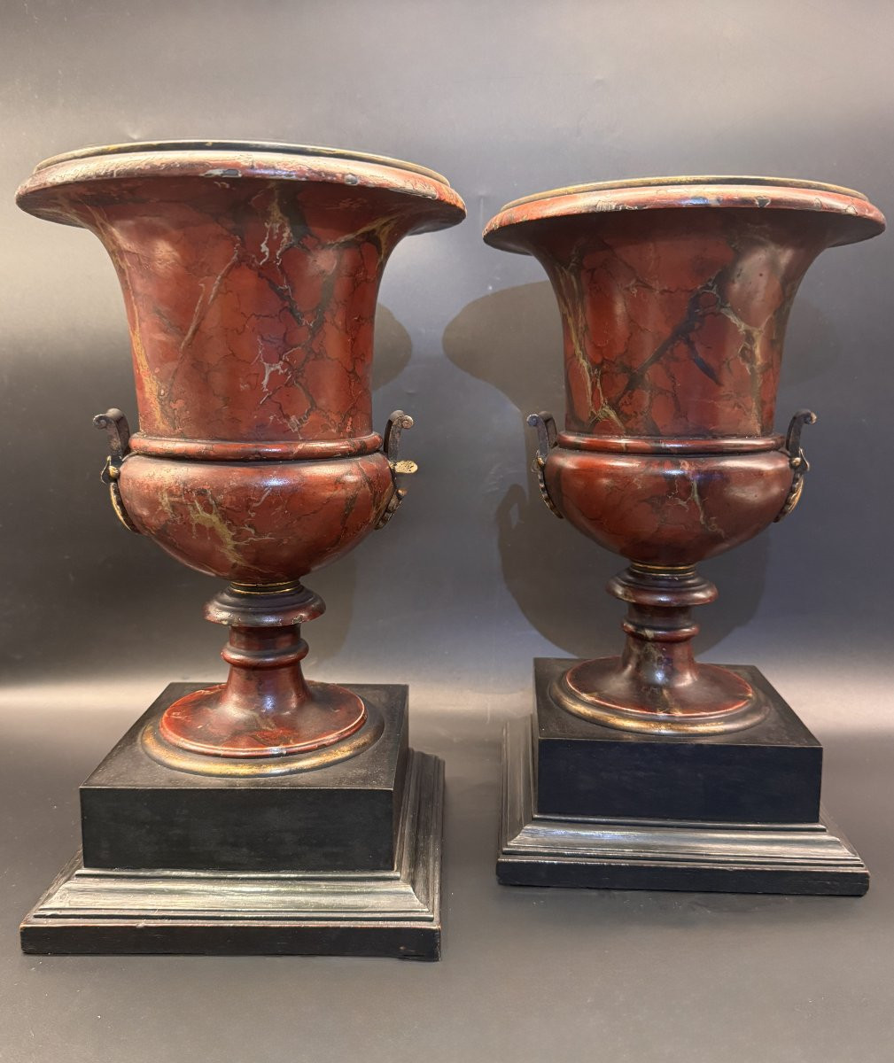 Paire de vases Médicis bronze et tôle peinte en trompe l’œil de marbre-photo-1