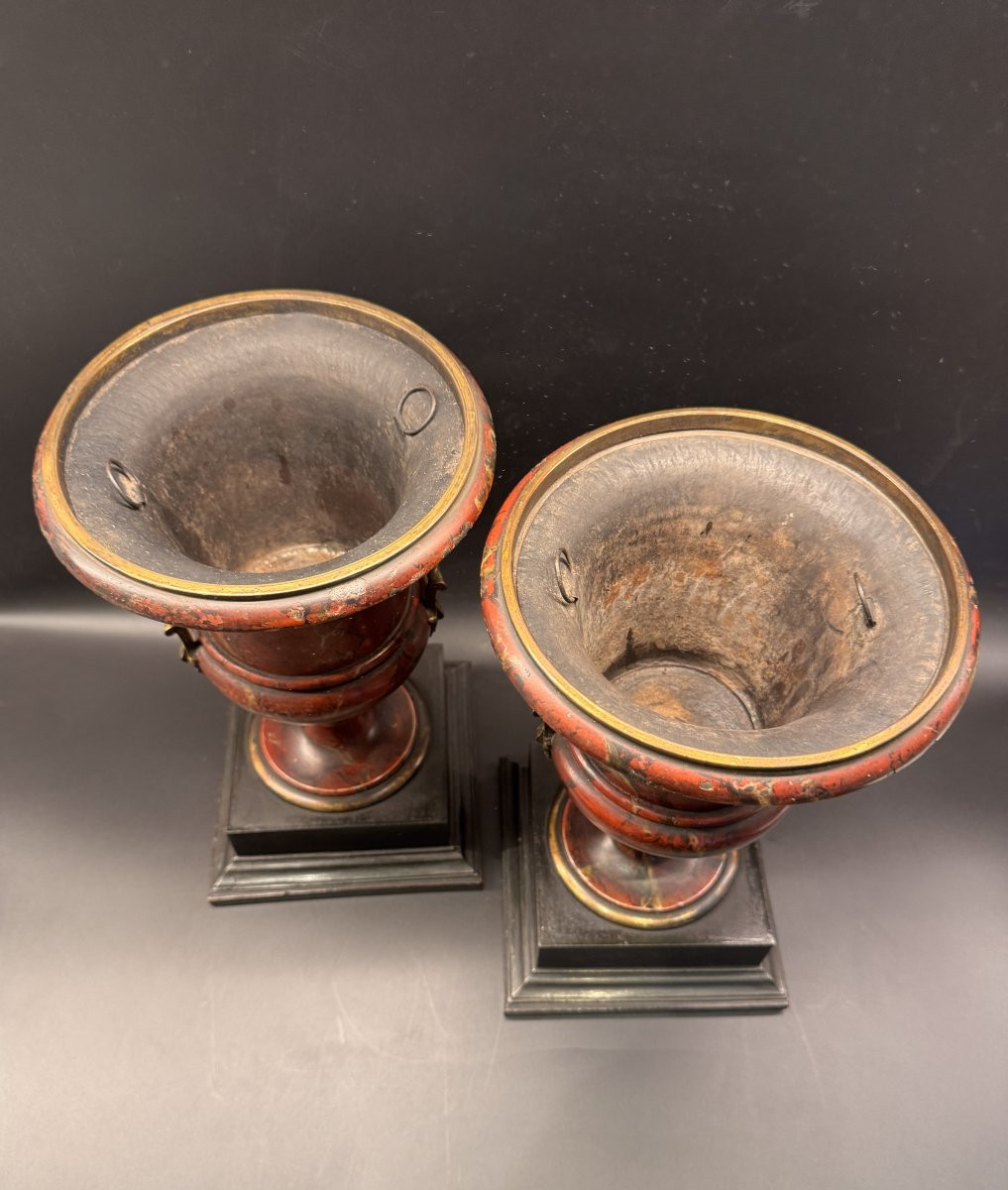 Paire de vases Médicis bronze et tôle peinte en trompe l’œil de marbre-photo-2