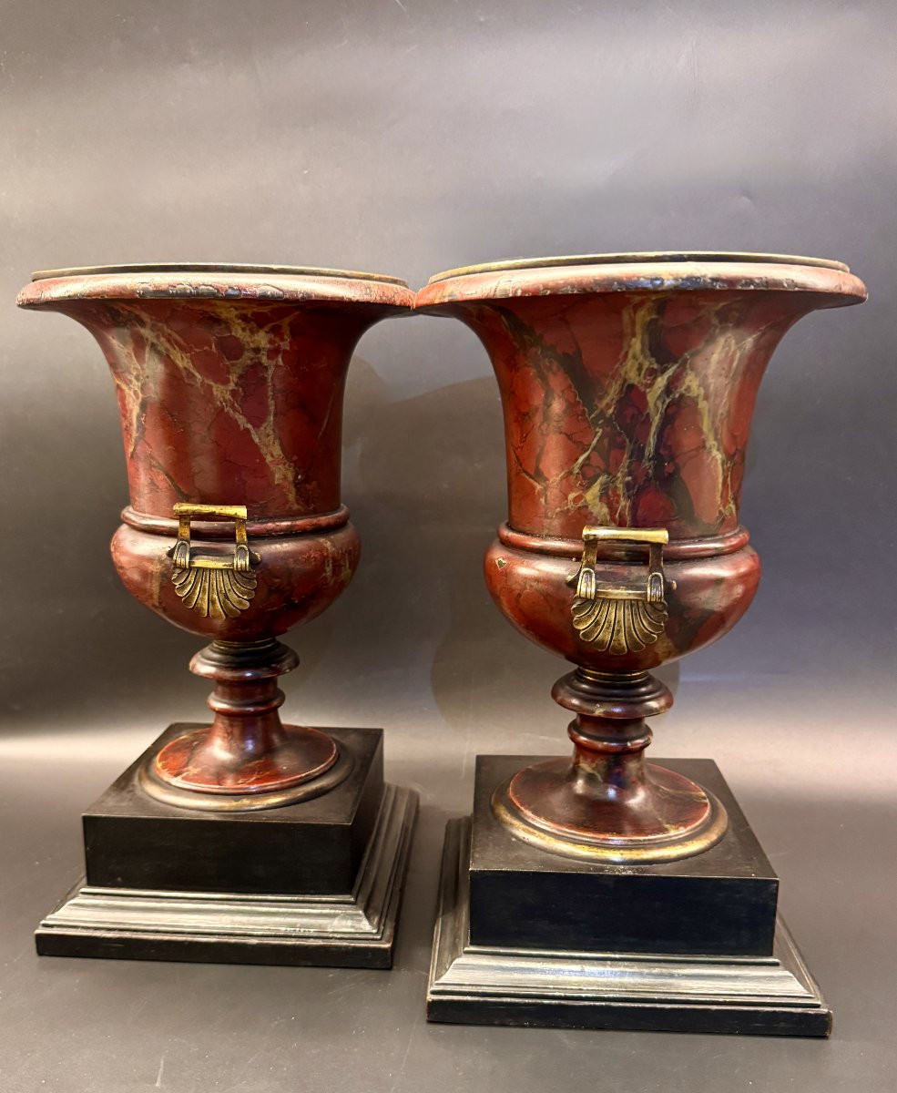 Paire de vases Médicis bronze et tôle peinte en trompe l’œil de marbre-photo-4