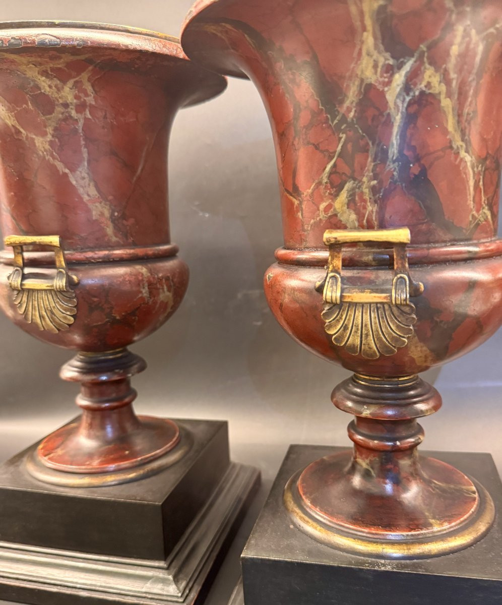 Paire de vases Médicis bronze et tôle peinte en trompe l’œil de marbre-photo-5