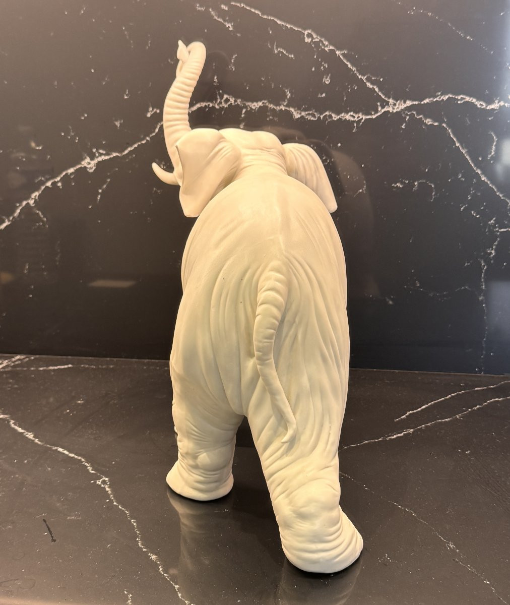 Grand éléphant blanc en biscuit de porcelaine fin XIXème-photo-1