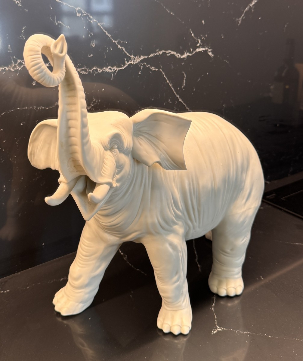 Grand éléphant blanc en biscuit de porcelaine fin XIXème