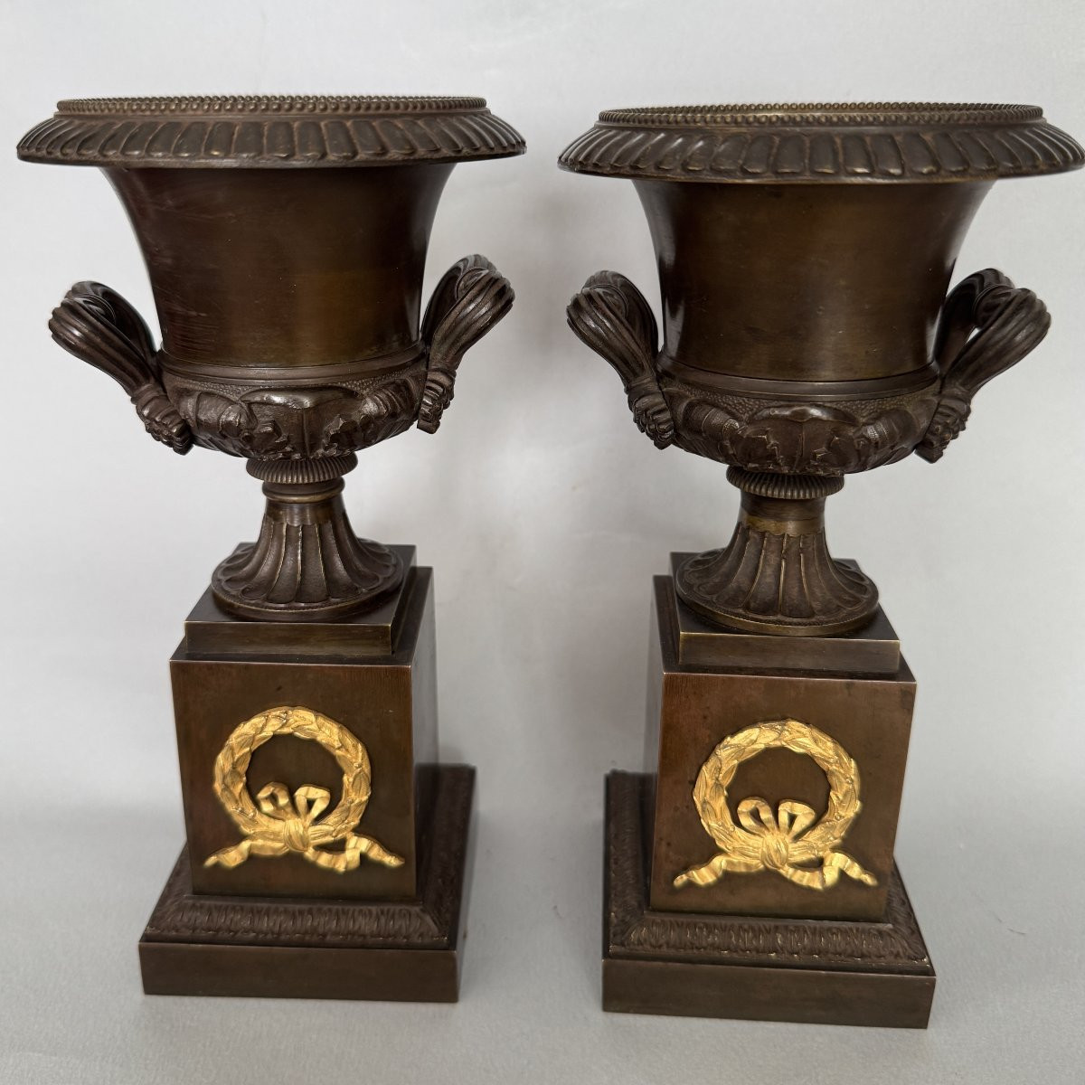 Paire de vases ou cassolettes Empire en bronze aux vases Médicis -photo-2