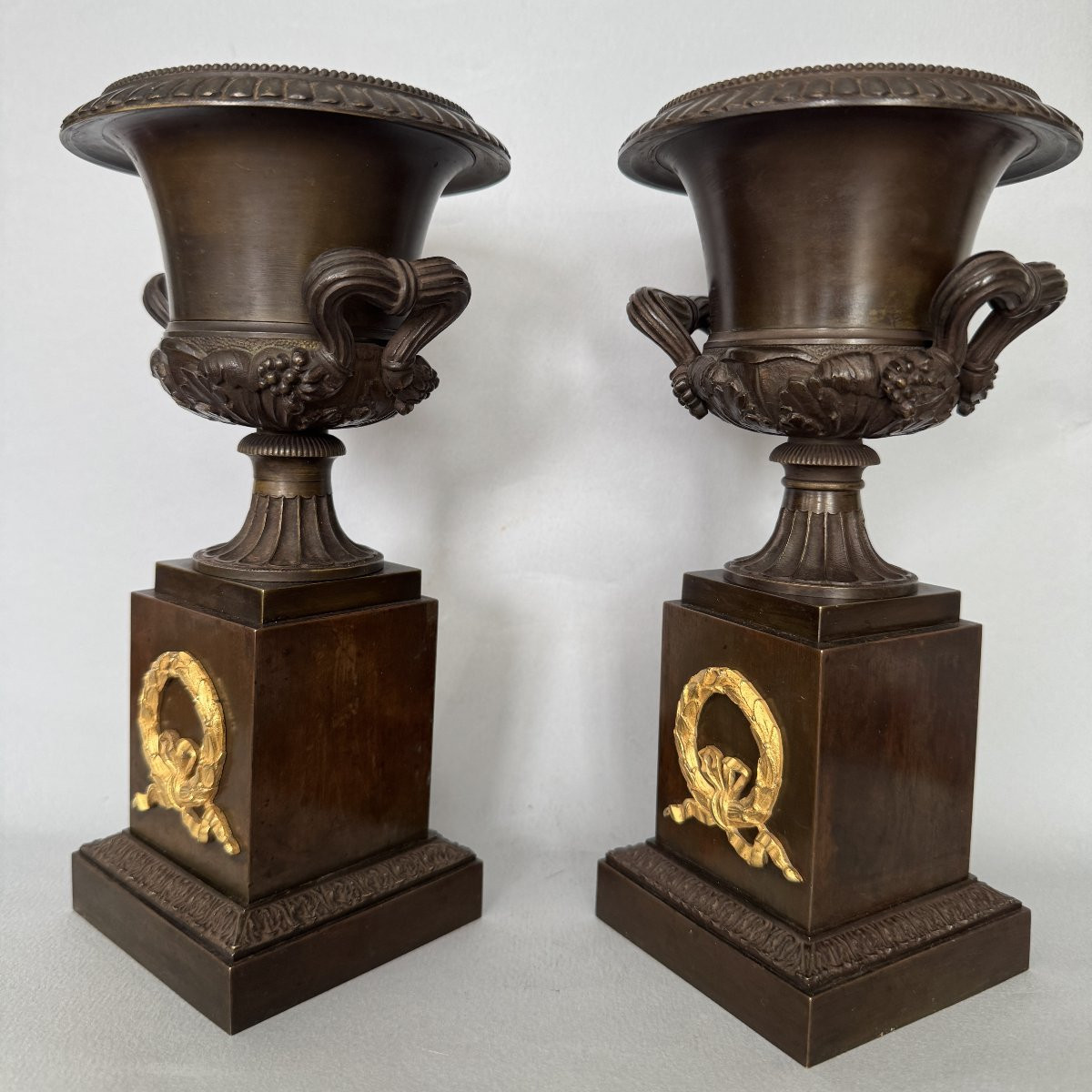 Paire de vases ou cassolettes Empire en bronze aux vases Médicis -photo-3