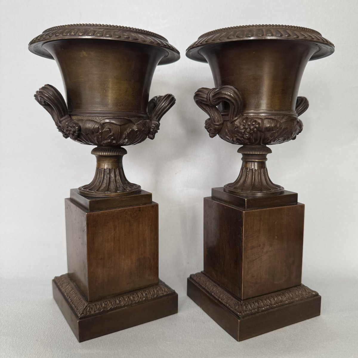 Paire de vases ou cassolettes Empire en bronze aux vases Médicis -photo-4