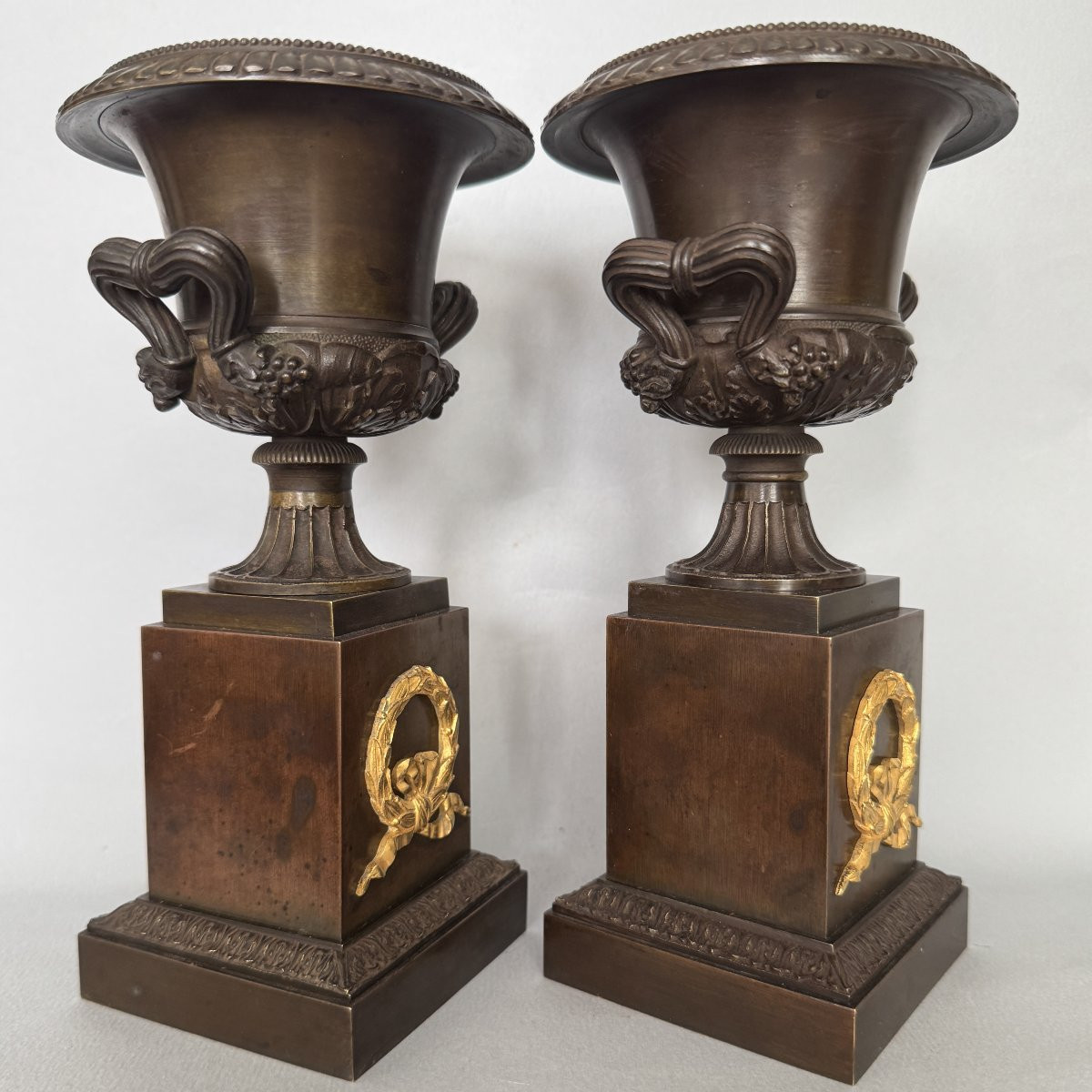 Paire de vases ou cassolettes Empire en bronze aux vases Médicis -photo-1