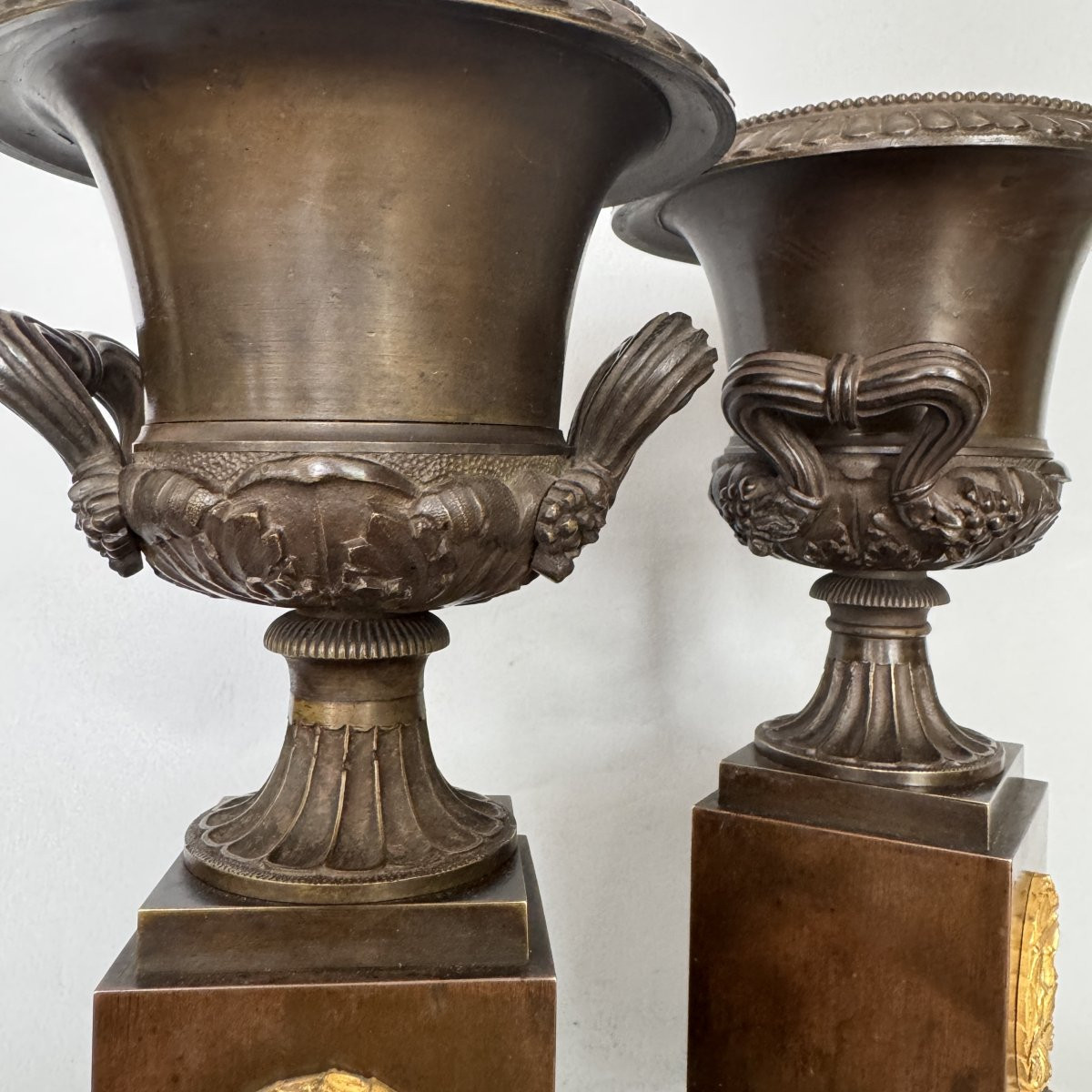 Paire de vases ou cassolettes Empire en bronze aux vases Médicis -photo-2