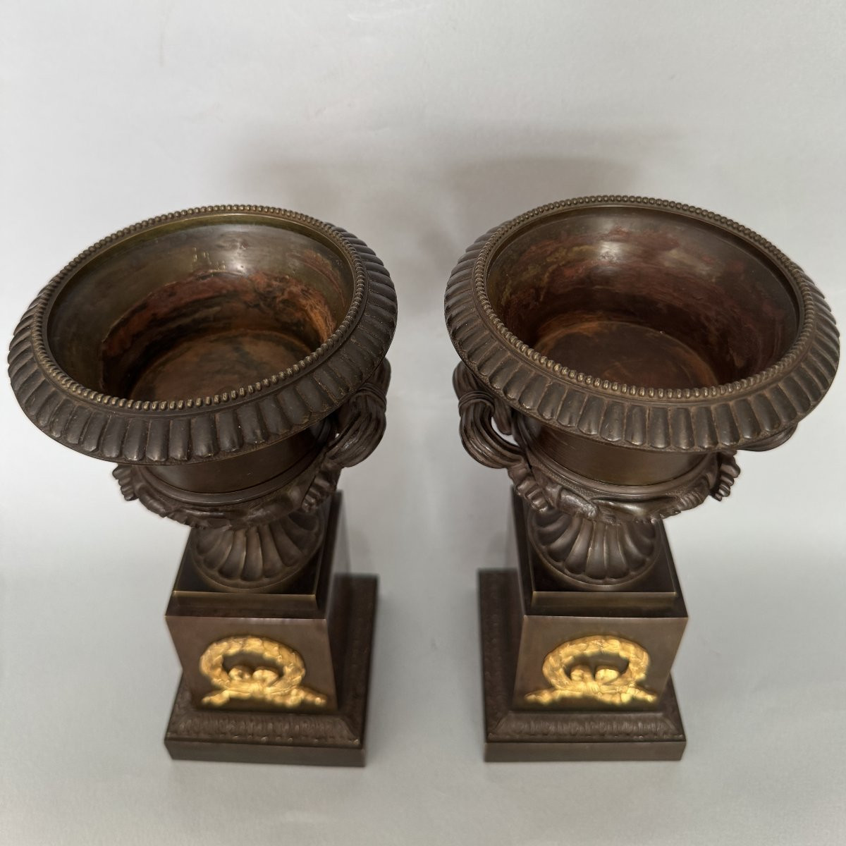 Paire de vases ou cassolettes Empire en bronze aux vases Médicis -photo-3