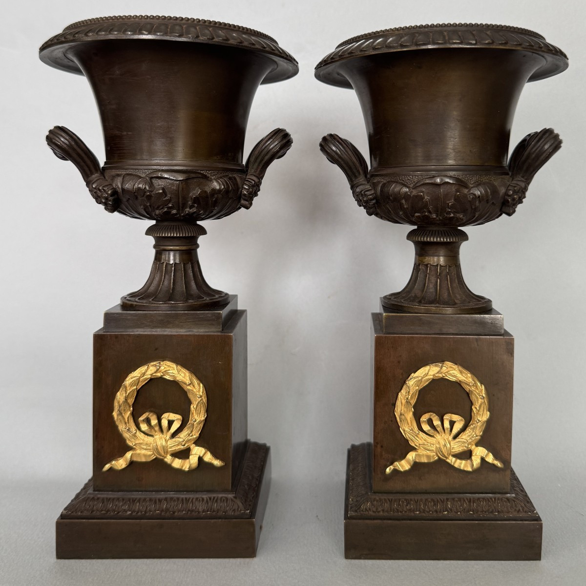 Paire de vases ou cassolettes Empire en bronze aux vases Médicis 
