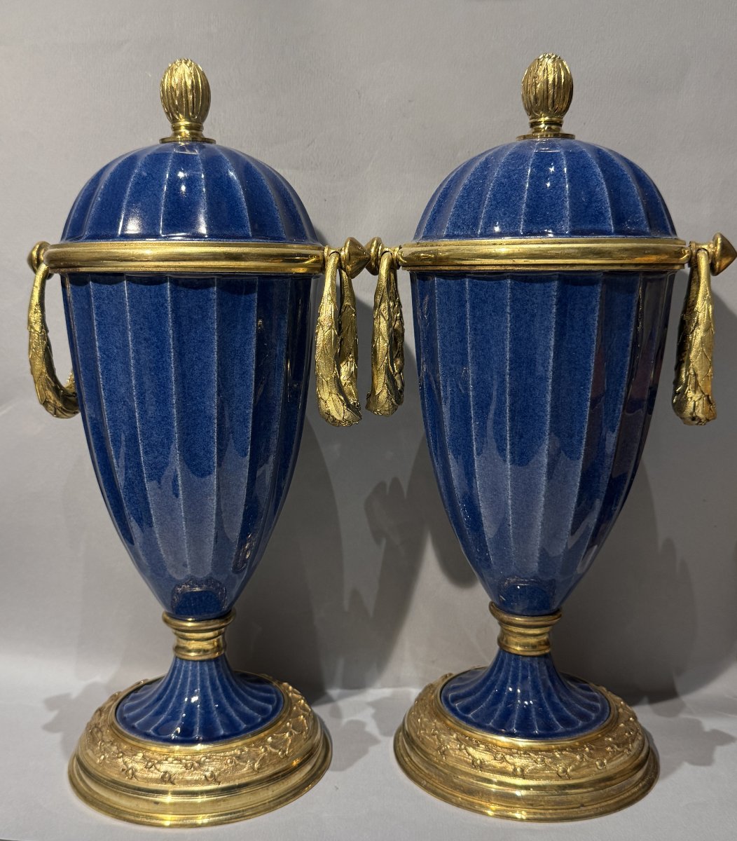 Paire de vases pots couverts en porcelaine bleue de Paul MILET à Sèvres