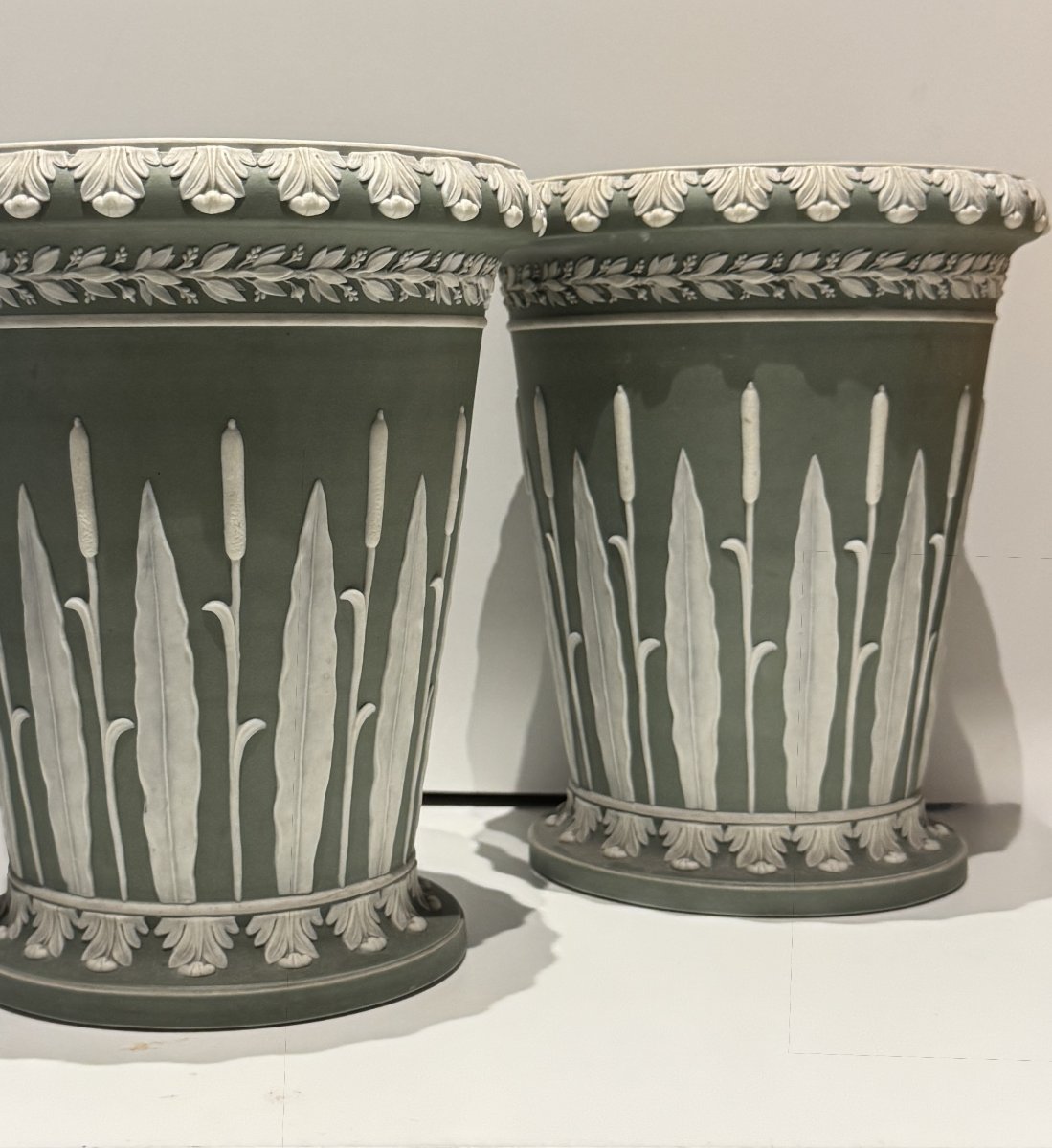 Paire de vases ou cache-pots en biscuit vert Wedgwood (jaspe green)-photo-2