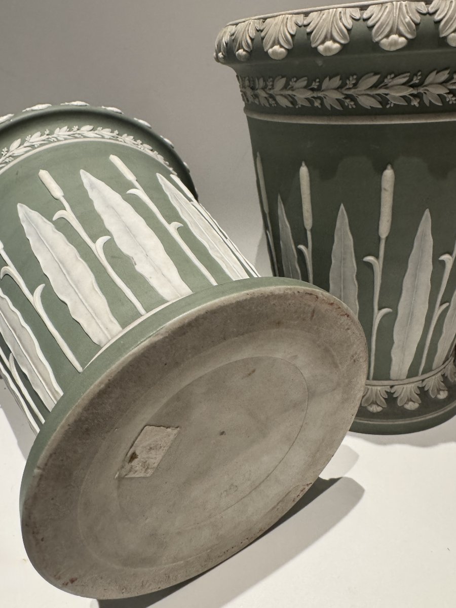 Paire de vases ou cache-pots en biscuit vert Wedgwood (jaspe green)-photo-3