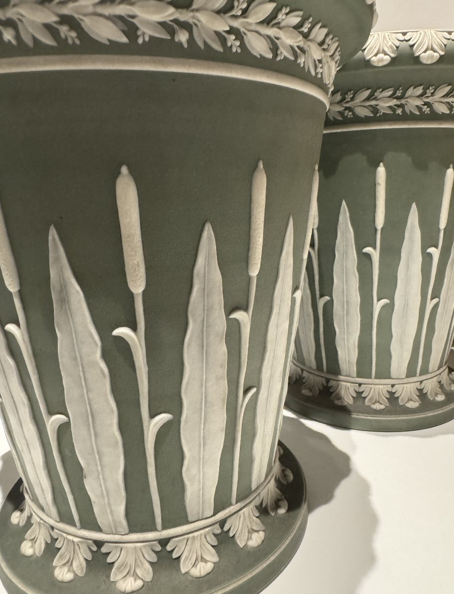 Paire de vases ou cache-pots en biscuit vert Wedgwood (jaspe green)-photo-4