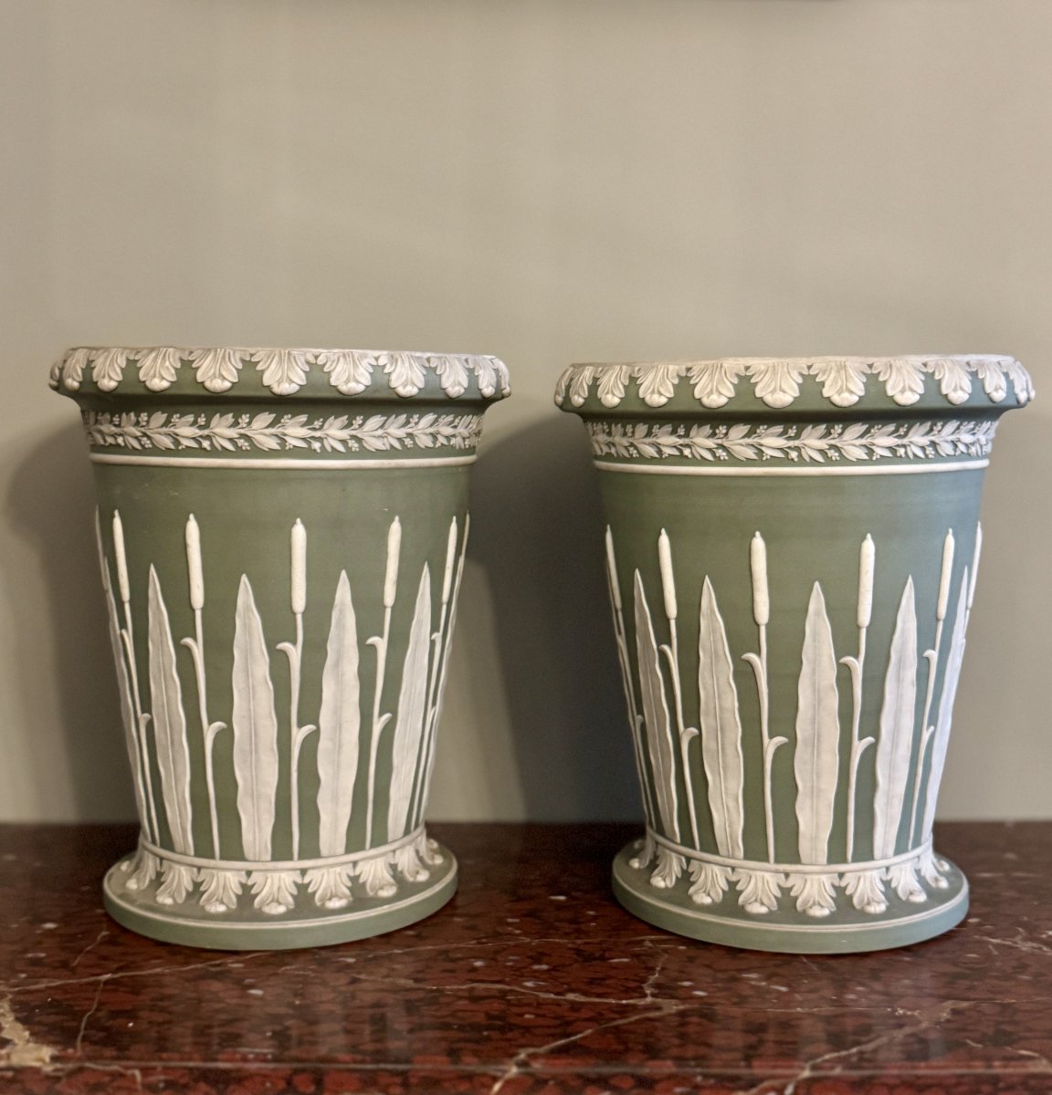 Paire de vases ou cache-pots en biscuit vert Wedgwood (jaspe green)
