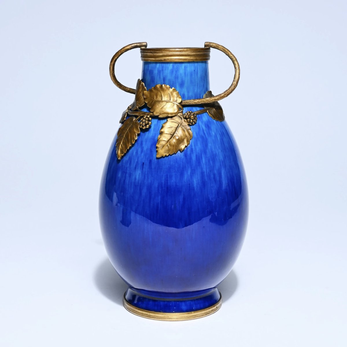 Vase en porcelaine bleue monture bronze doré aux mures - Paul Milet SEVRES