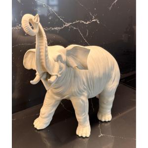 Grand éléphant blanc en biscuit de porcelaine fin XIXème