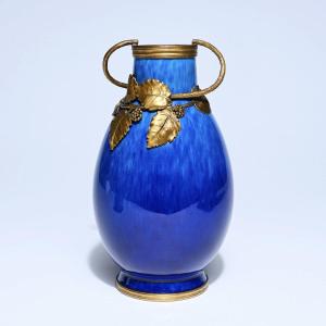 Vase en porcelaine bleue monture bronze doré aux mures - Paul Milet SEVRES
