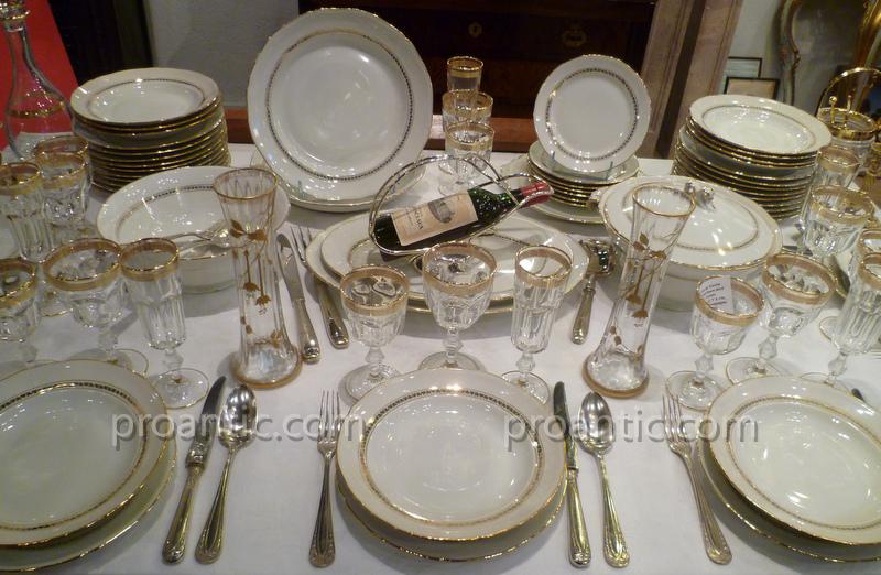 Assiette plate en porcelaine de Sèvres blanche avec filet doré sur le marli  et chiffre HO couronné imprimé en or au centre (service d'Alger)