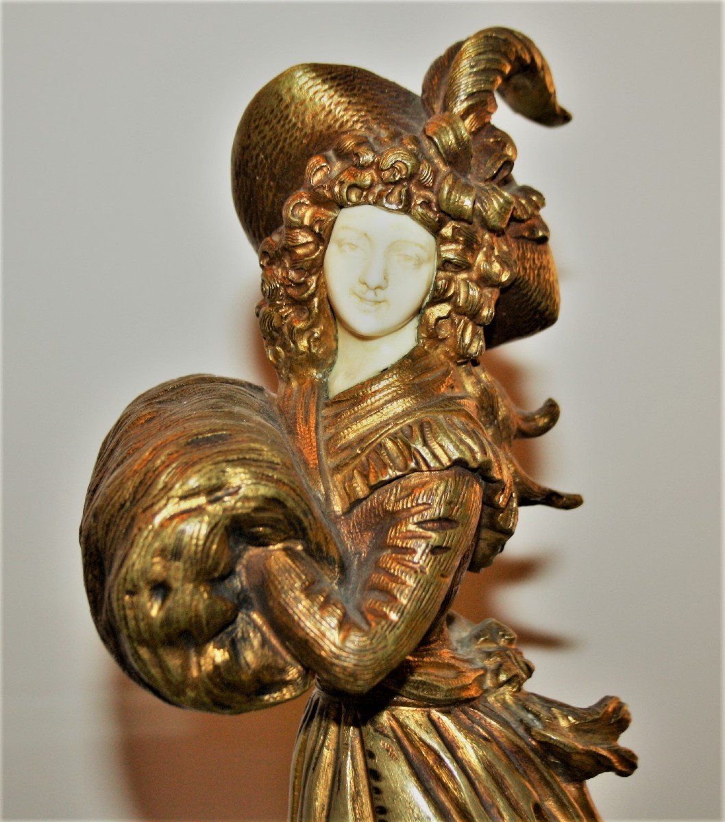 Bronze: Elégante Au Manchon